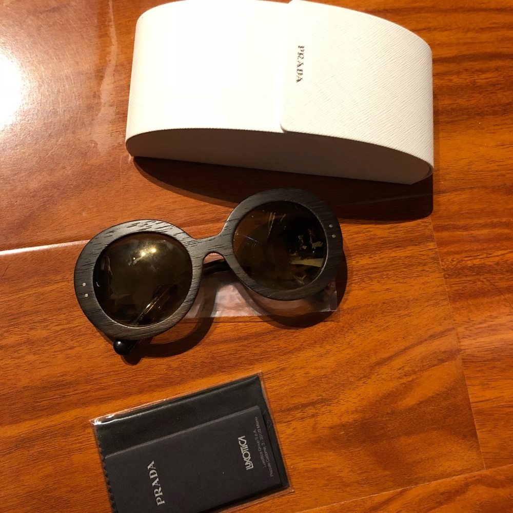 Brand new prada sunglasses. Never been used - Picture 4 of 4